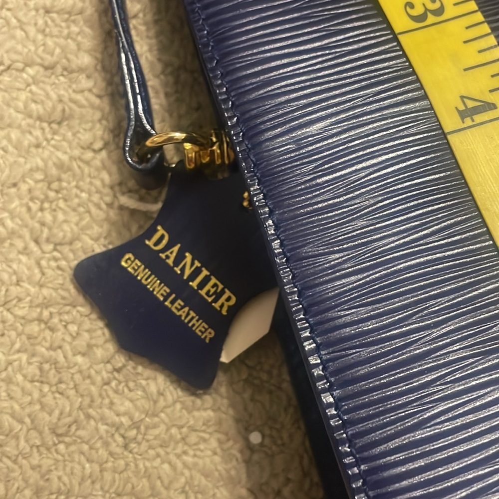 Danier genuine leather bag - Picture 5 of 8